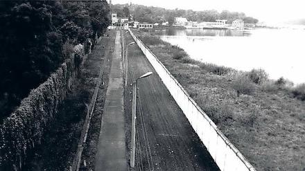 Kein Durchkommen. DDR-Grenzanlagen am Jungfernsee in Potsdam, hinten ist die Meierei zu erkennen. 