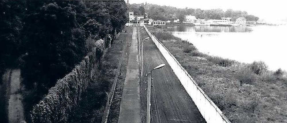 Kein Durchkommen. DDR-Grenzanlagen am Jungfernsee in Potsdam, hinten ist die Meierei zu erkennen. 