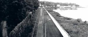 Kein Durchkommen. DDR-Grenzanlagen am Jungfernsee in Potsdam, hinten ist die Meierei zu erkennen. 