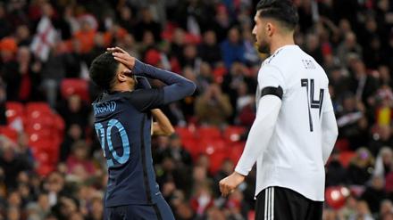 Jesse Lingard (l.) versemmelt kurz vor Schluss den Siegtreffer für England.
