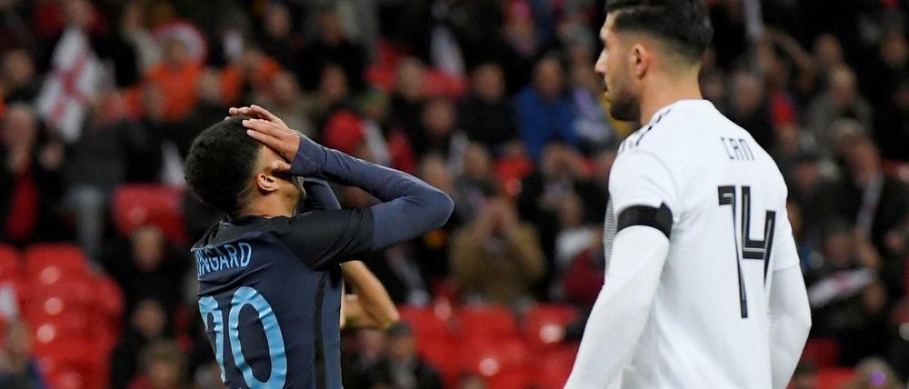 Jesse Lingard (l.) versemmelt kurz vor Schluss den Siegtreffer für England.