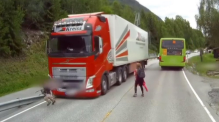 Glück für den Schuljungen in Norwegen: Der Lkw-Fahrer kann noch gerade so bremsen.