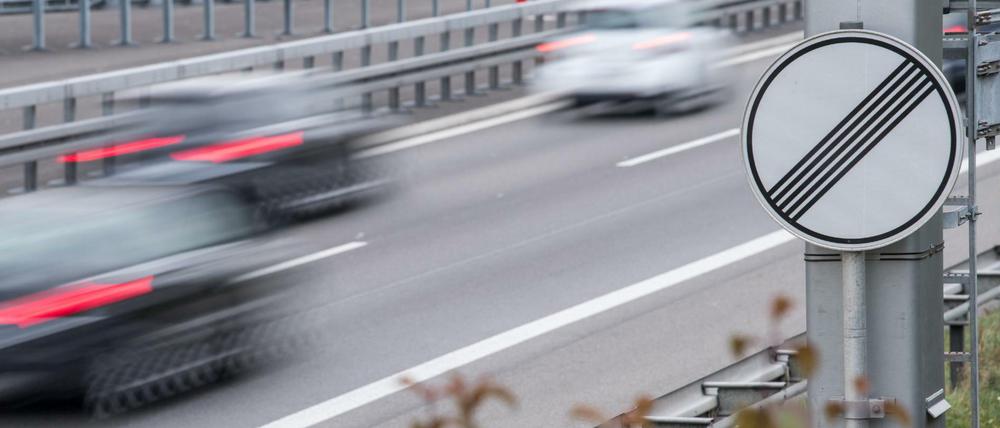 Autobahnabschnitt ohne Geschwindigkeitsbegrenzung.