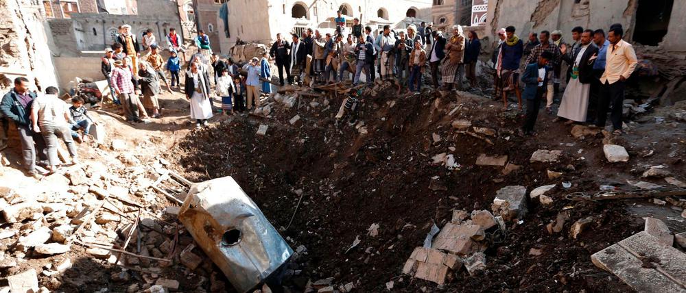 Bewohner von Jemens Hauptstadt Sanaa begutachten die Folgen eines Bombentreffers. Die von Saudi-Arabien geführte Koalition hatte Luftangriffe geflogen.