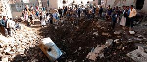 Bewohner von Jemens Hauptstadt Sanaa begutachten die Folgen eines Bombentreffers. Die von Saudi-Arabien geführte Koalition hatte Luftangriffe geflogen.