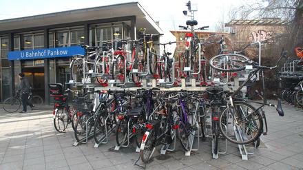 Parkplatzmangel. Vor dem S- und U-Bahnhof in Berlin-Pankow helfen neue doppelstöckige Fahrradständer.