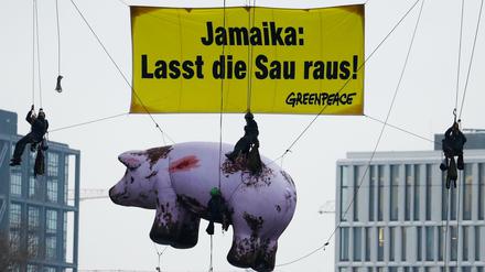 Greenpeace-Aktivisten kritisieren mit einer Aktion die Jamaika-Verhandlungen.
