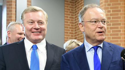 Der CDU-Fraktionsvorsitzenden Bernd Althusmann (l) und Ministerpräsident Stephan Weil (SPD) Anfang des Monats in Hannover.