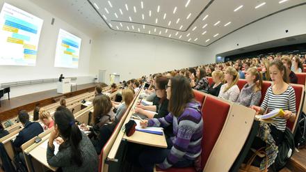 Zu wenig Nachwuchs. Mehrere Bundesländer helfen dem Mangel an Lehrkräften mit Quereinsteigern ab, darunter ist auch Berlin. Das Foto zeigt Lehramtsstudierende in Leipzig.