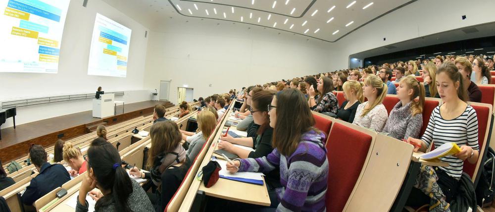 Zu wenig Nachwuchs. Mehrere Bundesländer helfen dem Mangel an Lehrkräften mit Quereinsteigern ab, darunter ist auch Berlin. Das Foto zeigt Lehramtsstudierende in Leipzig.
