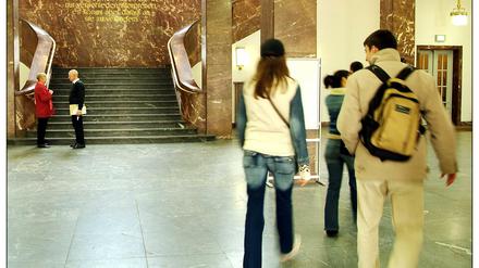 Studierende gehen durch das Foyer des Hauptgebäudes der Humboldt-Universität.