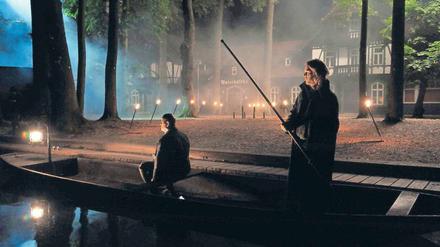 Gefangen in der Welt zwischen Tod und Leben. Kommissar Krüger (Christian Redl, links) liegt nach einem Anschlag im Koma. Die Fließe des Spreewalds werden für ihn zum Fluss Styx aus der griechischen Mythologie.