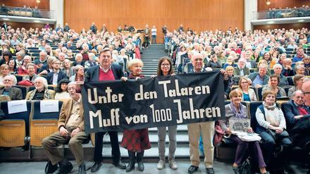 In einem Hörsaal wird ein Transparent mit dem Schriftzug "Unter den Talaren - Muff von 1000 Jahren" hochgehalten.