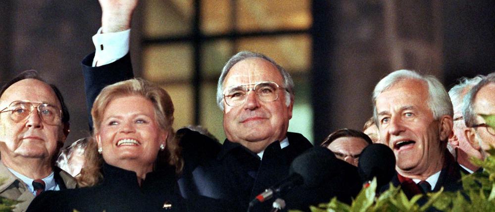 Helmut Kohl (CDU) steht bei der Berliner Feier der Deutschen Einheit am 03. Oktober 1990 auf der Treppe des Reichstagsgebäudes. Neben ihm seine Frau Hannelore, daneben Bundesaußenminister Hans-Dietrich Genscher (li.,FDP), Bundespräsident Richard von Weizsäcker (re.) und daneben Lothar de Maizière, der letzte DDR-Ministerpräsident. 