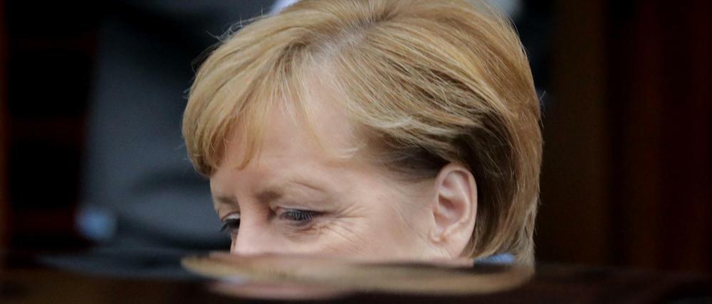 Bundeskanzlerin Angela Merkel (CDU) verlässt die Sondierungsgespräche