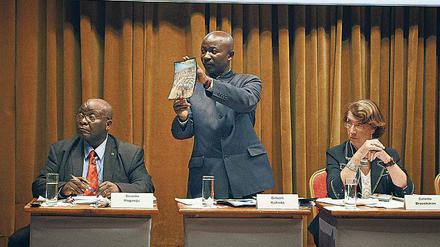 Beweisführung. Europa sitzt im Tribunal auf der Anklagebank.