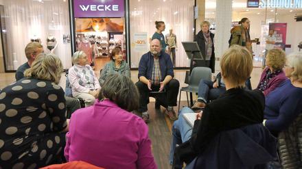 Erzählsalon im Einkaufscenter. Mit dabei: Eva Schröder (im Rautenpullover) und Klaus Lemmnitz (Mitte).
