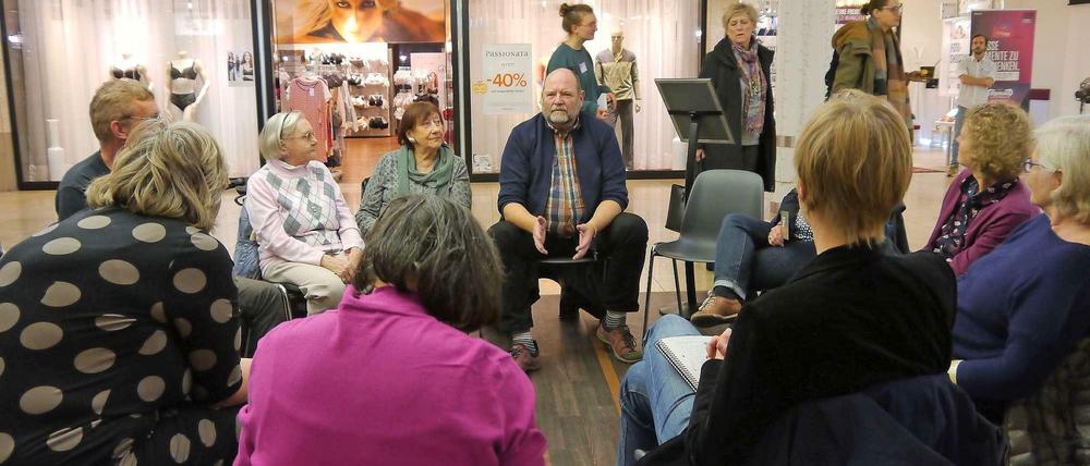 Erzählsalon im Einkaufscenter. Mit dabei: Eva Schröder (im Rautenpullover) und Klaus Lemmnitz (Mitte).