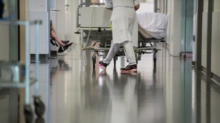 Mehrere Ärzte sollen Zahlungen für die Vermittlung von Bestattungsaufträgen erhalten haben.