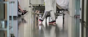 Mehrere Ärzte sollen Zahlungen für die Vermittlung von Bestattungsaufträgen erhalten haben.