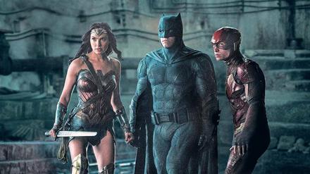 Wonder Woman (Gal Gadot), Batman (Ben Affleck) und Flash (Ezra Miller, v. li.) warten auf Superman für die letzte Schlacht. 