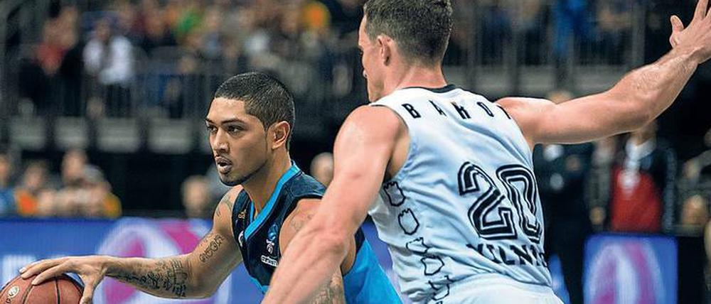 Taktgeber. Peyton Siva spielte in der Saison 2013/14 in der US–Profiliga NBA und ist bei Alba Berlin als Point Guard einer der Führungsspieler.
