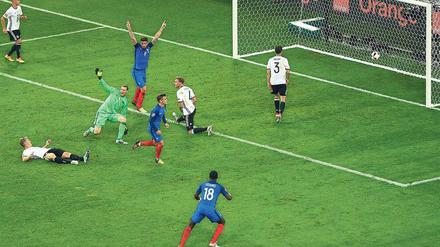 Antoine Griezmann (Mitte) beendete im Juli 2016 mit seinem Tor zum 2:0-Endstand die Träume der Deutschen vom EM-Titel. 