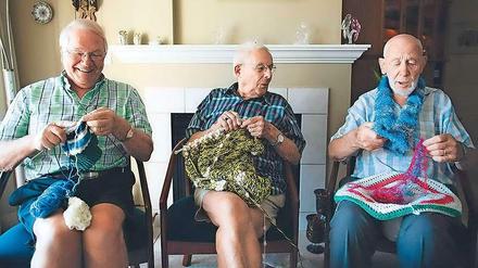 Opa strickt. Handarbeit ist zu einem generationsübergreifenden Hobby geworden.
