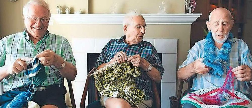 Opa strickt. Handarbeit ist zu einem generationsübergreifenden Hobby geworden.