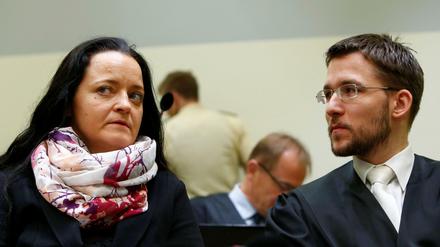 Beate Zschaepe (l) neben ihrem Verteidiger Mathias Grasel, einem ihrer drei Anwälte.