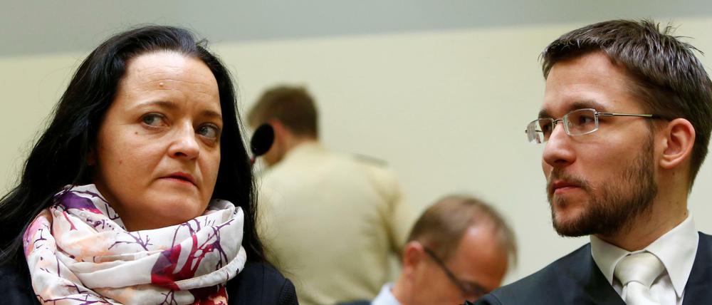 Beate Zschaepe (l) neben ihrem Verteidiger Mathias Grasel, einem ihrer drei Anwälte.