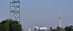 Der Turm der Treptowers misst 120 Meter. Der Bau gründet auf Betonpfählen. Für den Fernsehturm reichte ein flaches Fundament.