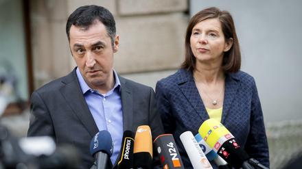 Die Fraktionsvorsitzende von Bündnis 90/Die Grünen, Katrin Göring-Eckardt und der Grünen-Parteivorsitzende Cem Özdemir am 13.11.2017 vor der Parlamentarischen Gesellschaft in Berlin. 