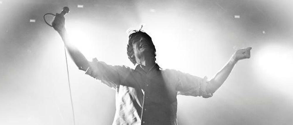 Auf der Bühne gibt er alles: John Maus