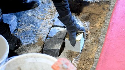 Der Künstler Gunter Demnig verlegt in Berlin drei Stolpersteine. (Symbolbild)