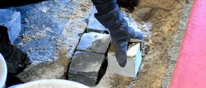 Der Künstler Gunter Demnig verlegt in Berlin drei Stolpersteine. (Symbolbild)