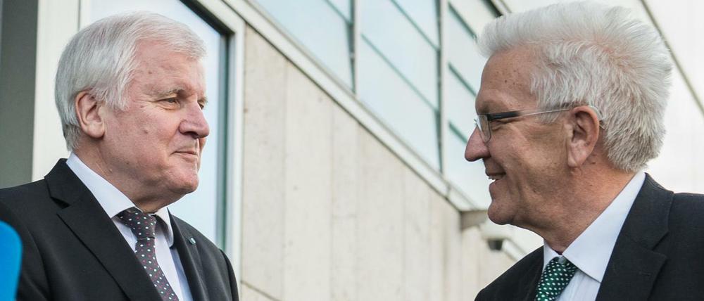 CSU und Grüne finden auch Gemeinsamkeiten - wenn sie sie suchen. Horst Seehofer (CSU) und Winfried Kretschmann (Grüne) begrüßen sich zur verlängerung der Sondierungsverhandlungen am Freitagmittag.