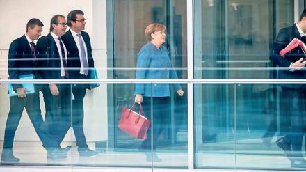 Drei Herren von der CSU folgen der Kanzlerin zu einer weiteren Verhandlungsrunde.