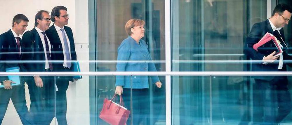 Drei Herren von der CSU folgen der Kanzlerin zu einer weiteren Verhandlungsrunde.