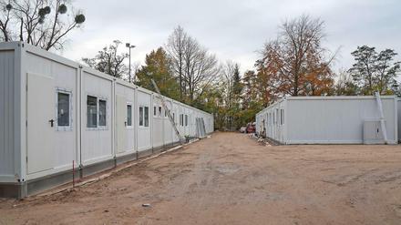 Eine Sandwüste mit Containern. Noch sehen die geplanten "Tempohomes" nicht sehr einladend aus.