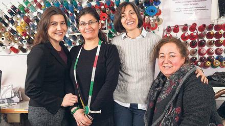 Gut trainiert. Iknur Gümüs (weißer Pullover) bereitet Frauen auf die Ausbildung vor, etwa in einer Schneiderei.