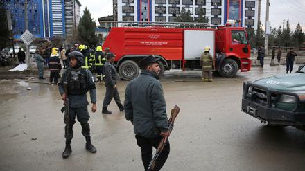 Sicherheitskräfte nach dem Anschlag in Kabul am Donnerstag.
