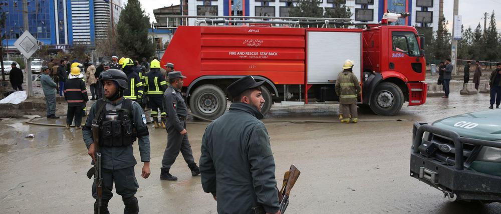 Sicherheitskräfte nach dem Anschlag in Kabul am Donnerstag. 
