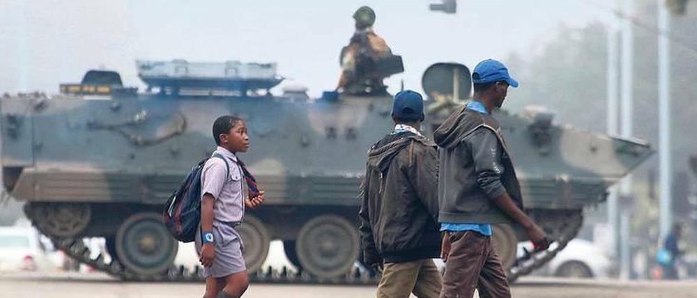 Auf den Straßen von Harare, der Hauptstadt Simbabwes, fahren Panzer, Kontrollpunkte sind eingerichtet. 