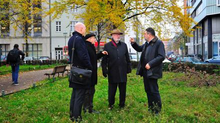 Geplant ist das Denkmal am Askanischen Platz an der Stresemannstraße in Berlin Kreuzberg. Florian Mausbach, (mit braunem Hut) Präsident i. R., Bundesamt für Bauwesen und Raumordnung.Prof. Andreas Nachama (Basecap, links)Prof. Dieter Bingen, Direktor, Deutsches Polen-Institut Darmstadt (rechts)