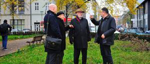 Geplant ist das Denkmal am Askanischen Platz an der Stresemannstraße in Berlin Kreuzberg. Florian Mausbach, (mit braunem Hut) Präsident i. R., Bundesamt für Bauwesen und Raumordnung.Prof. Andreas Nachama (Basecap, links)Prof. Dieter Bingen, Direktor, Deutsches Polen-Institut Darmstadt (rechts)