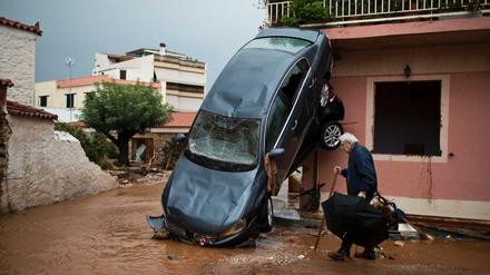 Durcheinandergewirbelt: Ein Mann geht am Mittwoch in Mandra an einem Auto vorbei, das gegen die Hauswand gedrückt wurde.