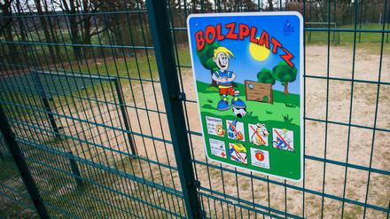 Hier darf es scheppern. Hinter Gittern kann man sich als Fußballer frei fühlen.