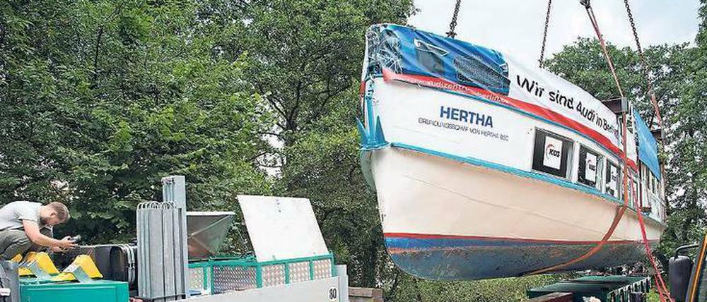 Schiffsreise. Im Juli wurde der Dampfer nach Wustermark gebracht. Foto: S. Stache/dpa