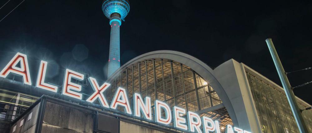 Hell leuchtet der Eingang am Bahnhof Alexanderplatz. Der Alex gilt als Kriminalitätsschwerpunkt.